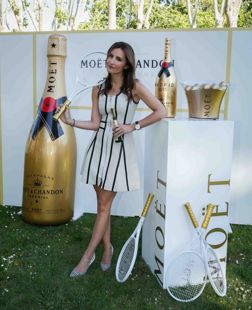 Playing  Tiny Tennis with Federer and Moët!