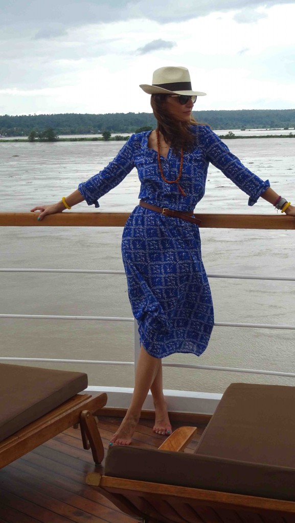 Blue long dress at Chindwin River (Myanmar)